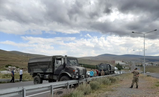 Ardahan'da bariyere çarpan askeri araçtaki 5 personel hafif yaralandı