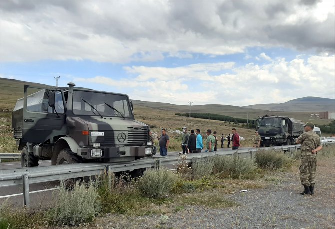 Ardahan'da bariyere çarpan askeri araçtaki 5 personel hafif yaralandı