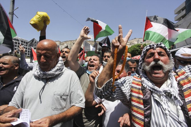 Filistinliler, Abu Dabi Veliaht Prensi Bin Zayid’in posterlerini ateşe verdi