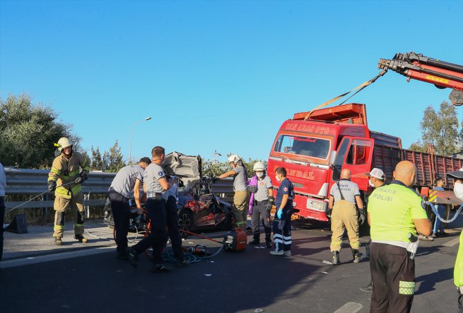 İzmir'de kamyonun kasası otomobilin üzerine devrildi 1 kişi öldü