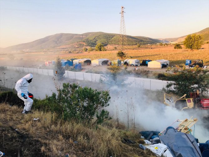 İzmir'de trafik kazası sonrası dökülen kimyasallar için arındırma çalışması yapıldı