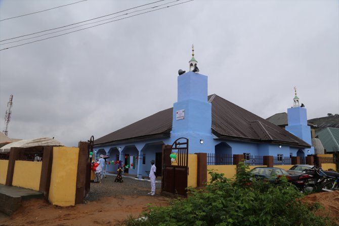 Türk hayırseverin Nijerya'da yaptırdığı cami dualarla açıldı