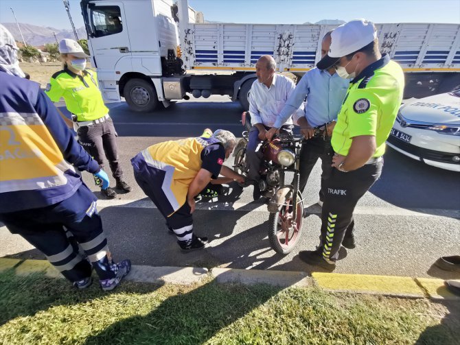 Ayağı motosikletin pedalına sıkışan sürücüyü AFAD kurtardı