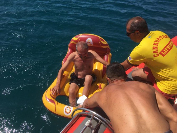 Balıkesir'de şişme deniz koltuğuyla açığa sürüklenen kişi kurtarıldı