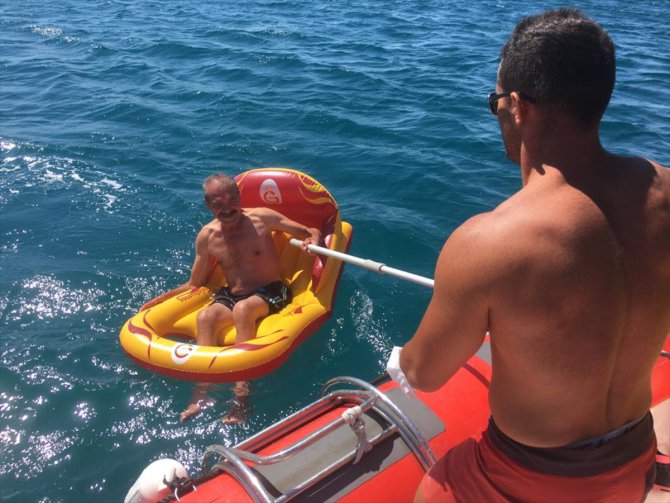 Balıkesir'de şişme deniz koltuğuyla açığa sürüklenen kişi kurtarıldı