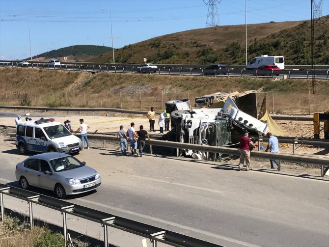 Çekmeköy'de devrilen hafriyat tırının sürücüsü hayatını kaybetti