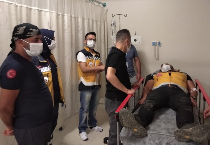 Düzce'de ambulansın şarampole devrilerek yandığı kazada yaralananların tedavisi sürüyor