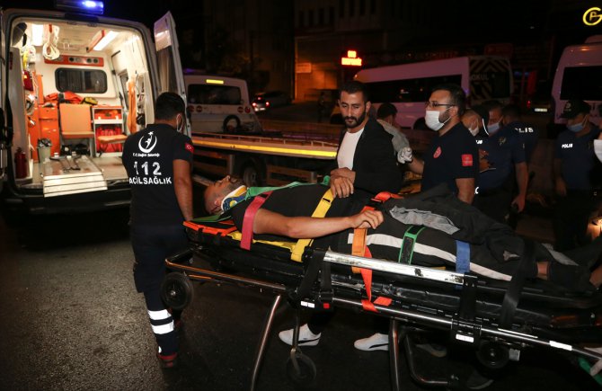 İstanbul'da kamyonet ile otomobil çarpıştı: 5 yaralı