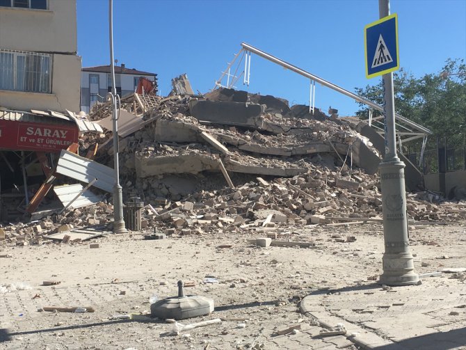 GÜNCELLEME - Malatya'da ağır hasarlı bina yıkım esnasında çöktü