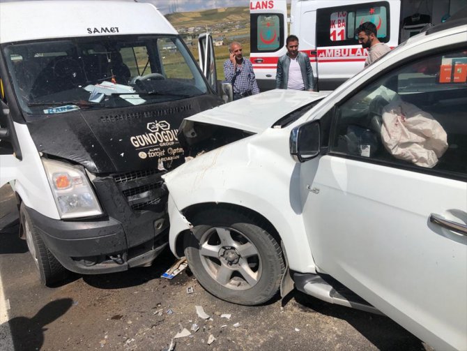 Ardahan'da minibüs ile pikap çarpıştı: 8 yaralı