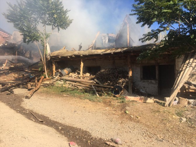Çankırı'da çıkan yangında iki ev yandı
