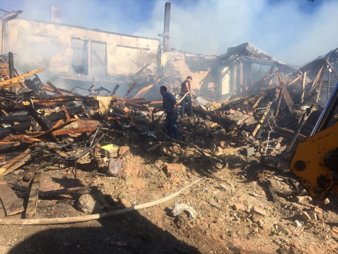 Çankırı'da çıkan yangında iki ev yandı