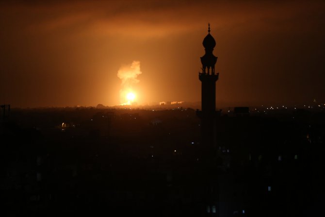 İsrail Gazze'ye yönelik hava saldırılarını sürdürüyor
