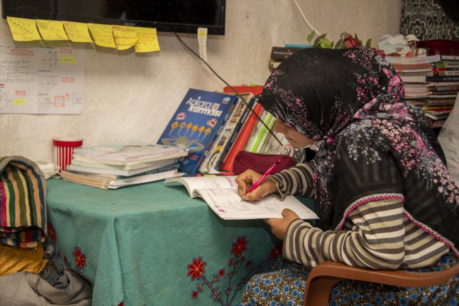 Mersin'de okuma hayalinden vazgeçmeyen öğrenciye belediyeden kurs desteği