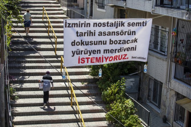 "Tarihi Asansör" sokağına yapılacak yürüyen merdivene mahalleliden pankartlı tepki