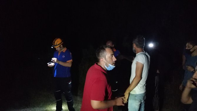 Zonguldak'ta koyda mahsur kalan 8 kişiyi kurtarma çalışmalarına ara verildi