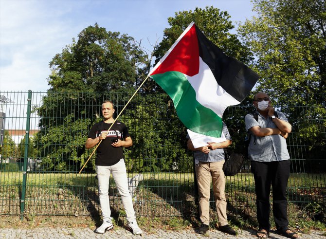 Almanya’da bir grup Filistinli, BAE-İsrail normalleşme anlaşmasını protesto etti