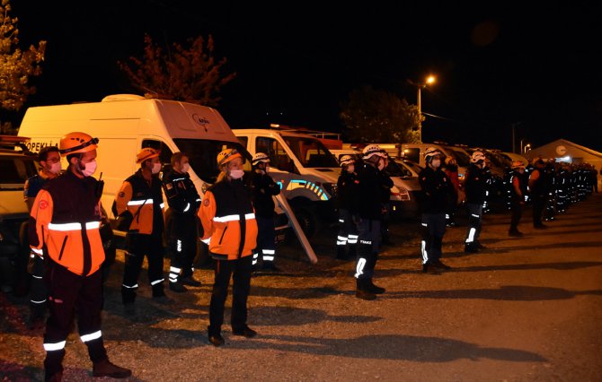 Arama kurtarma ekipleri Marmara Depremi'nde hayatını kaybedenleri andı