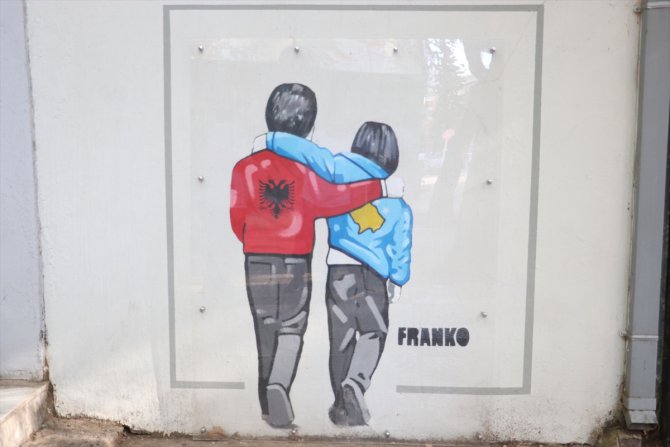 Arnavutluk'ta genç sanatçı Tiran duvarlarını resimleriyle süslüyor