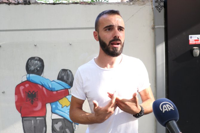 Arnavutluk'ta genç sanatçı Tiran duvarlarını resimleriyle süslüyor