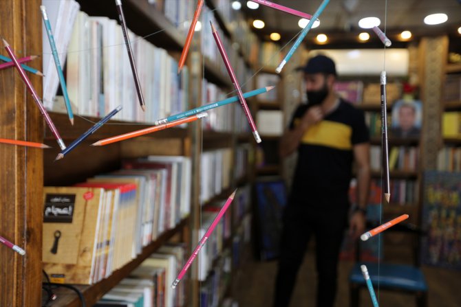 Bağdat'ta aydın gençlerin kahvesine kitap eşlik ediyor