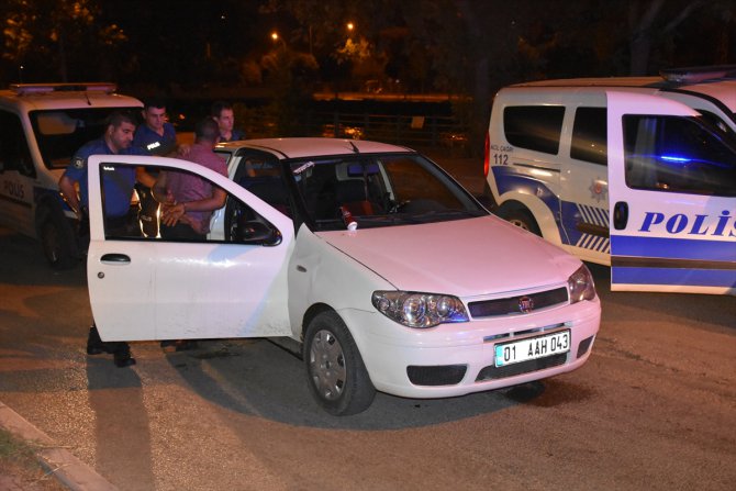 Adana'da polisten kaçmaya çalışan şüpheliler kovalamaca sonucu yakalandı