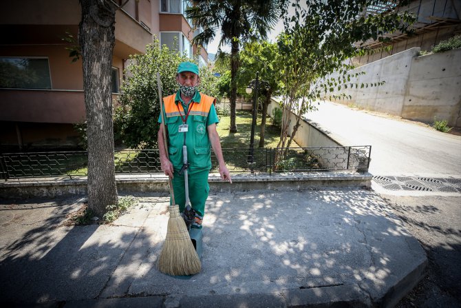 Bulduğu 110 bin lirayı polise teslim eden temizlik işçisine belediyeden hediye