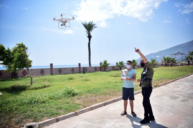 Eğitim verilen Mersinli çocuklar ilk kez drone uçurmanın heyecanını yaşıyor