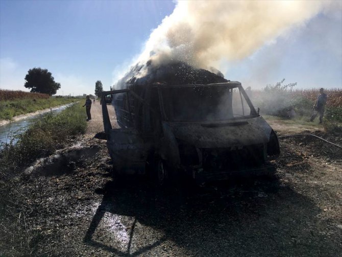 Osmaniye'de seyir halindeki saman yüklü kamyonette yangın
