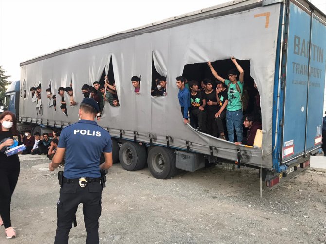 Samsun'da bir tırın dorsesinde çok sayıda düzensiz göçmen yakalandı