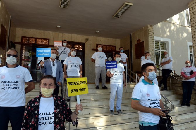 Tokat'ta öğretmenler "Okulları Birlikte Açacağız" yazılı tişörtler giyerek yürüdü
