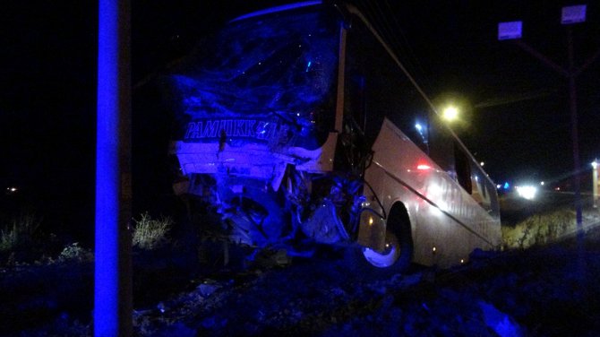 Afyonkarahisar'da yolcu otobüsü şarampole düştü: 25 yaralı
