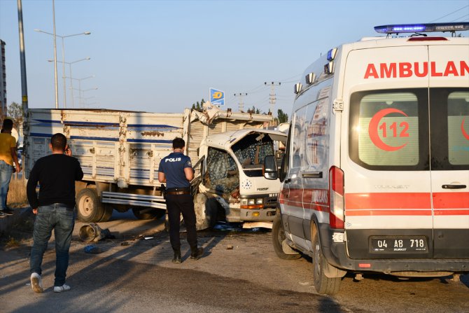 Ağrı’da iki kamyonet çarpıştı 1'i çocuk 4 kişi yaralandı