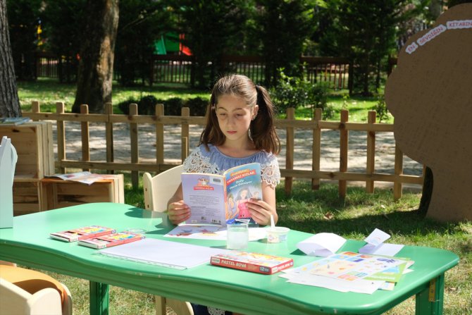Bursa'da kitapseverler parktaki "açık hava kütüphanesi"nde buluşuyor