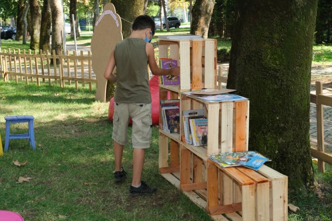 Bursa'da kitapseverler parktaki "açık hava kütüphanesi"nde buluşuyor