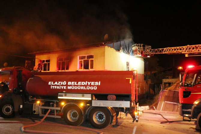 Elazığ'da iki katlı evde çıkan yangın söndürüldü