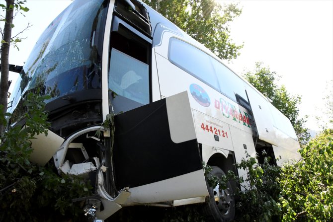 Gümüşhane’de yolcu otobüsü kaza yaptı: 1 ölü, 24 yaralı
