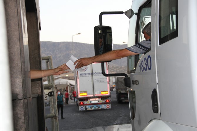 Irak'a yük taşıyan tır ve kamyonların sürücülü geçişi yeniden başladı