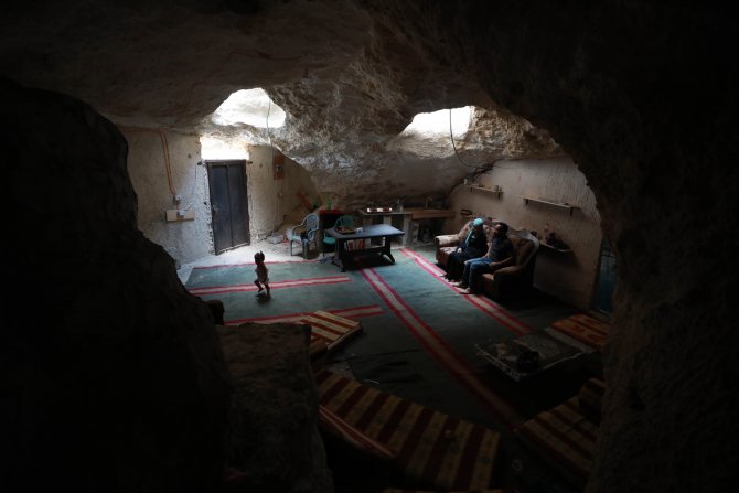 İsrail'in yıkımları Filistinli ailelerin zorunluluktan mesken tuttuğu mağaralara ulaştı