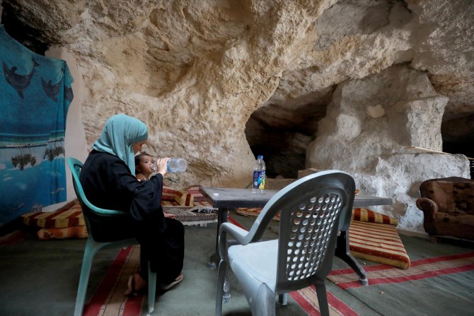 İsrail'in yıkımları Filistinli ailelerin zorunluluktan mesken tuttuğu mağaralara ulaştı