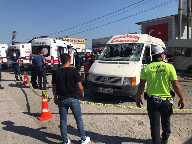 Sakarya'da lastiği patlayan minibüs devrildi: 1 ölü, 8 yaralı