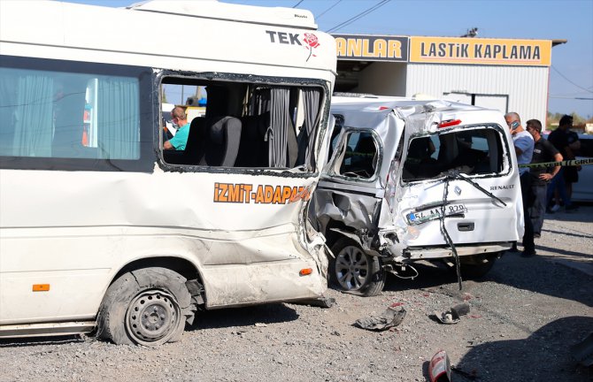 GÜNCELLEME - Sakarya'da lastiği patlayan minibüs devrildi: 1 ölü, 8 yaralı