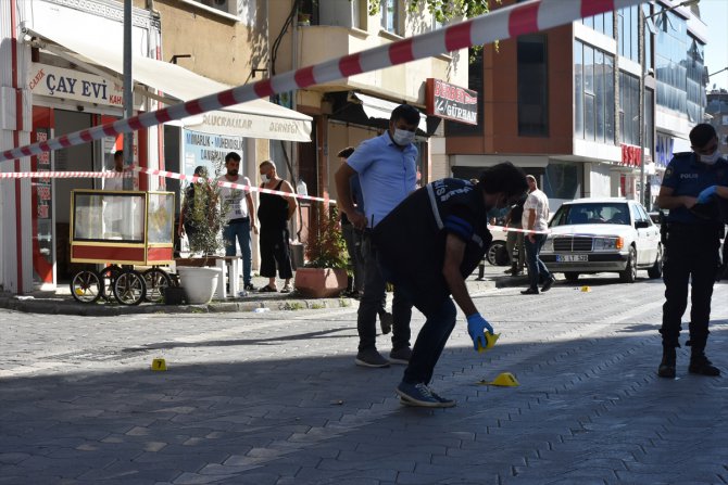 Samsun'da belediye önünde darbedilen kişi ile belediye meclis üyesi silahla yaralandı