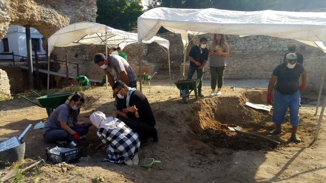 Sinop'ta Balatlar Yapı Topluluğu kazısında hayvan figürlü obje bulundu