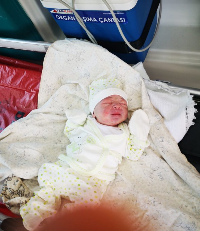Hamile kadın hastaneye yetişemeyince uygulama noktasında kadın polisin yardımıyla doğum yaptı