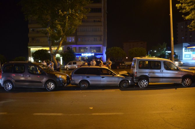 Kahramanmaraş'taki zincirleme trafik kazasında 6 otomobil hasar gördü
