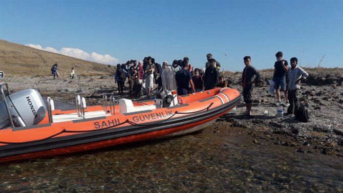 Balıkesir'de Türk kara sularına itilen 25 sığınmacı kurtarıldı