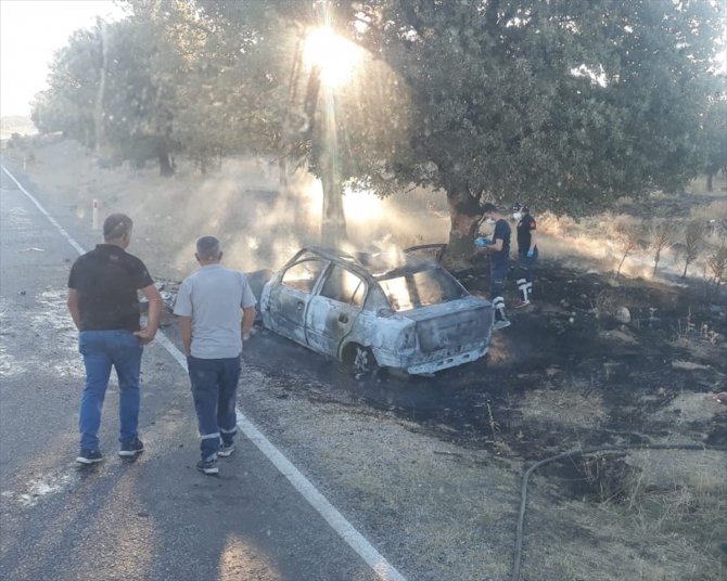 Uşak'ta ağaca çarparak alev alan otomobildeki 1 kişi öldü, 1 kişi yaralandı