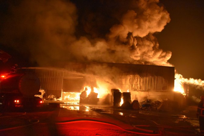 Adana'da geri dönüşüm fabrikasında çıkan yangına müdahale ediliyor