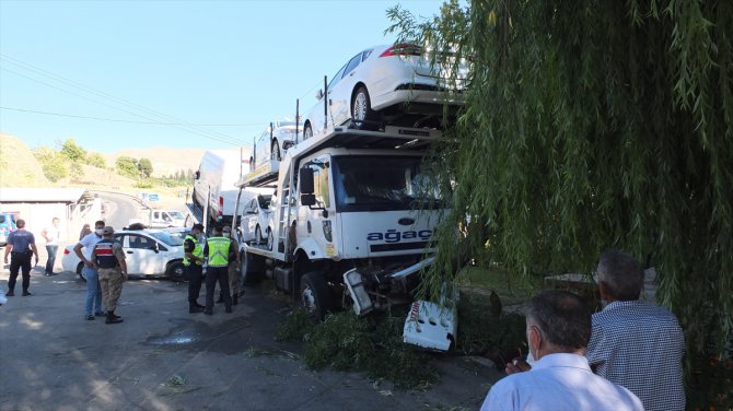 Elazığ'da tır park halindeki 5 otomobile çarptı